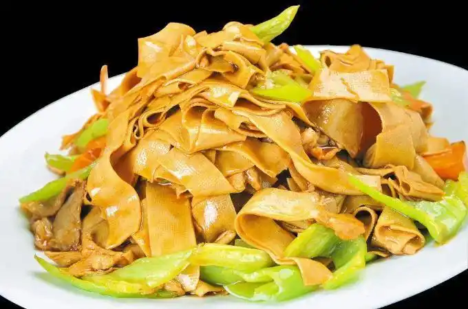 豆腐皮这样,酱香浓郁色泽鲜明,特下饭