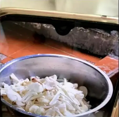 女子吃了这种食物中毒致幻,躺病床唱忐忑,还能看到小精灵儿童食用或快速死亡