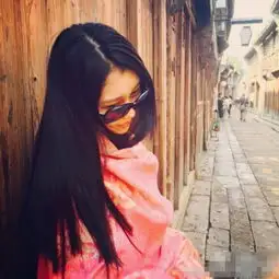 90后维族女孩为梦想做兼职模特私房照曝光