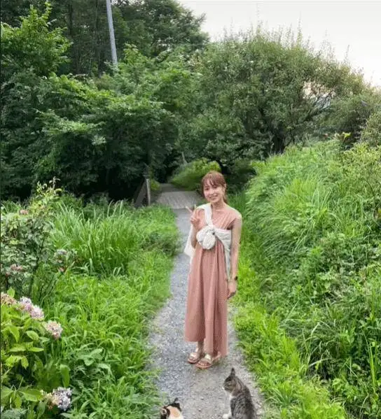 获赞900w女朋友拍照教科书爆火外网,网友紧张的情侣关系得到缓和