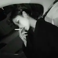 女生头像冷酷黑色系真人吸烟冷酷黑色女生头像