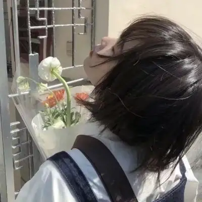 羡慕别人的天空简直没道理因为你本身就是一座宇宙.