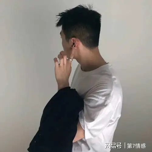 异性关系一个男人从来不换微信头像,十有八九是以下3种人