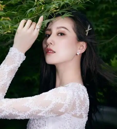 刘诗诗产后更美了,一袭白裙美成仙女下凡,气质出尘无人能比