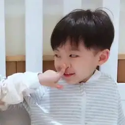 请问这个小男孩头像有另一半的小女孩的情侣头像吗