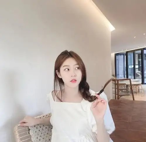 鞠婧祎娃娃脸好讨喜背带裙搭蝴蝶结发卡可盐可甜,样子太乖巧了