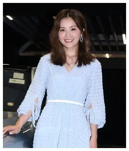 阿sa带奶奶出游,牛仔配棒球帽减龄少女穿荷叶边裙好甜美哪有37