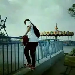 情侣头像,男生穿黑色的长衣服,看向远处,女生也一样