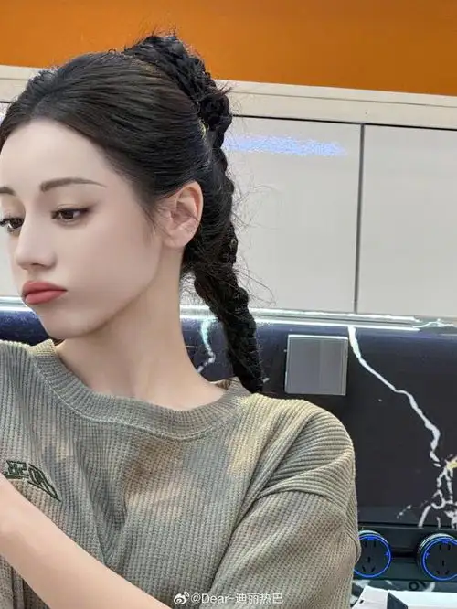 迪丽热巴再晒生活美照,化身猫系少女超可爱,秀纤细美腿显少女