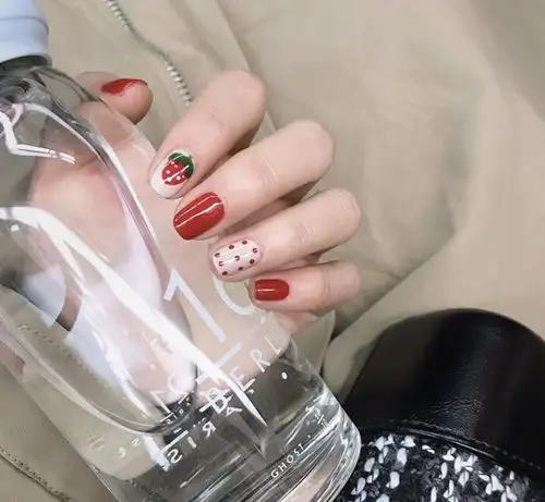 春日专属的甜甜系草莓美甲,承包了你指尖全部的可爱