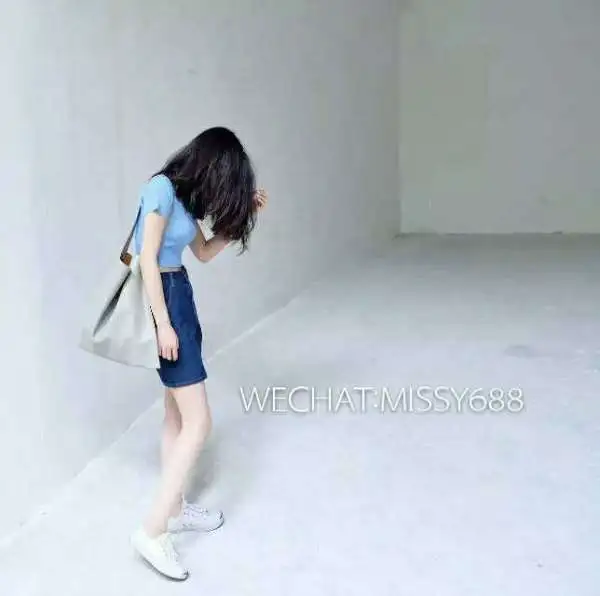 浅绿色的衣服搭配深蓝色的牛仔短裤和粉红色的高跟鞋好看吗