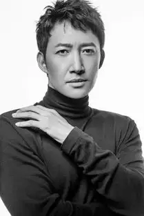 王阳曝黑白时尚大片禁欲系男友眼神撩人
