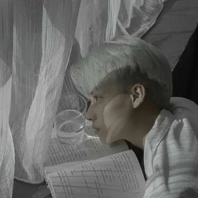 白色禁欲系男生清爽的头像被浪费的太炽热的爱耿耿于怀罢了
