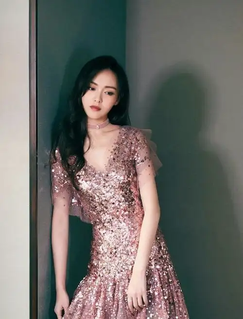 又被唐嫣美到了,穿蓝色镂空连衣裙仙气飘飘,35岁少女感依旧惊艳