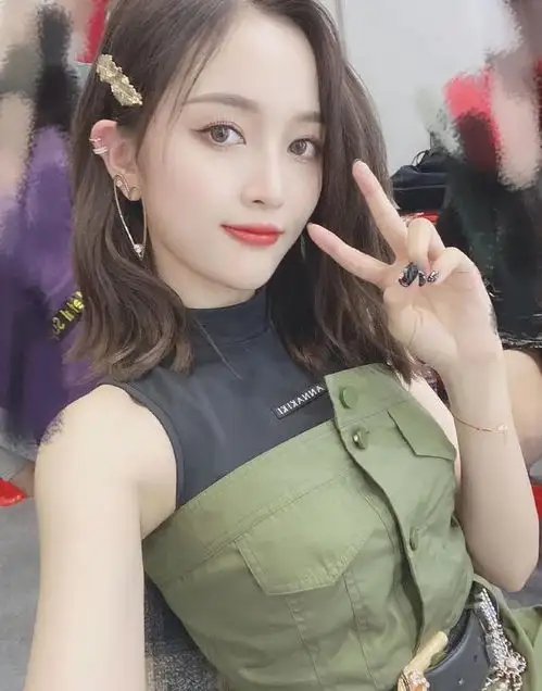 潮流范丨鞠婧祎吴宣仪风格pk,甜酷系少女花落谁家