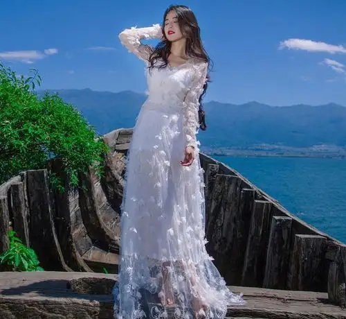 小姐姐穿刺绣连衣裙,凸显傲人曲线身材,仙气飘飘魅力十足