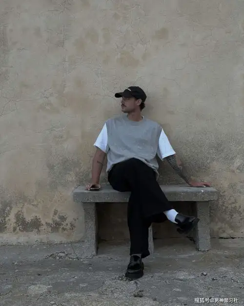安静而有力,会穿黑色系的男人,才是真正的有品位的