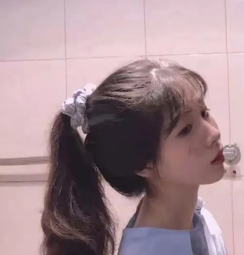 李沁扎高马尾真帅气,穿黑色丝绒波点连衣裙,露背设计极具女人味