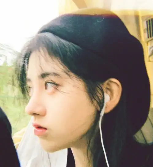 鞠婧祎5年前的电影花絮照曝光,看这鼻梁,整没整容一目了然