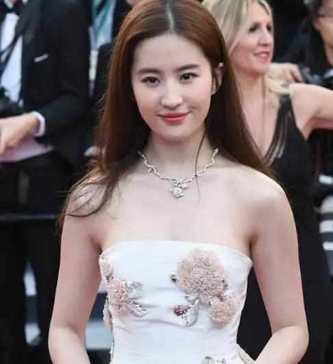刘亦菲红毯无修图肤白貌美粉丝好美啊,仙女本仙了