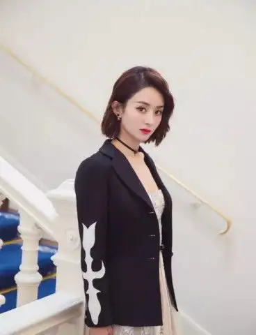论女星穿西装谁帅气,杨颖杨紫刘亦菲必须拥有姓名