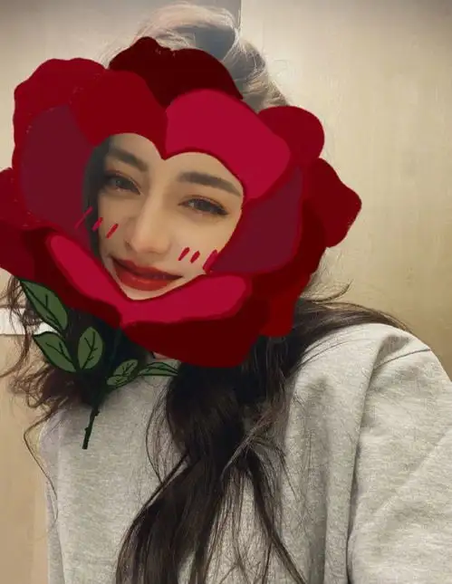 29岁迪丽热巴晒自拍,祝粉丝儿童节快乐,少女心十足