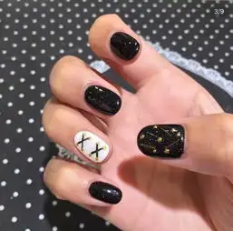 酷女孩最爱的暗黑色系美甲图片