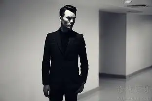 王凯禁欲系黑白写真片大气沉稳彰显成熟魅力