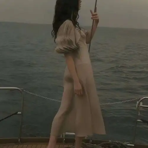 欧美风女头像高冷,一个人在海边是孤独的
