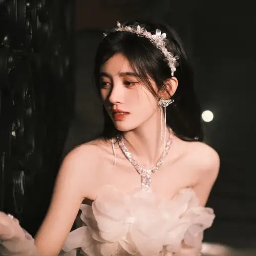 鞠婧祎又一部古装剧开机,妆容造型有了变化,不再是半永久了