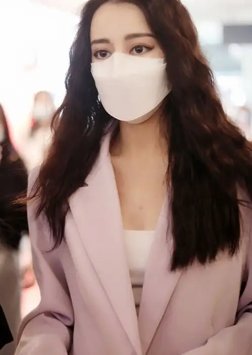 迪丽热巴真少女,泡面头好青春,淡紫色西装衬得肤白如雪