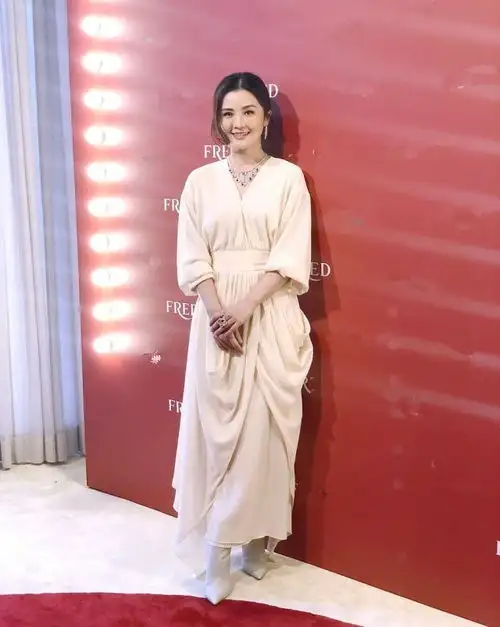 阿sa终于换风格,穿白色束腰裙典雅又甜美,38岁娃娃脸好少女