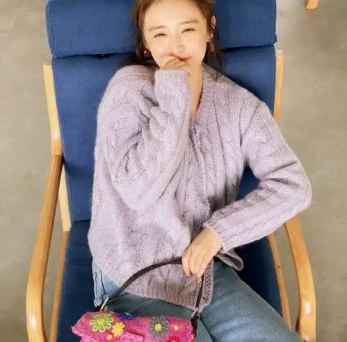 马思纯还真是大胆紫色开衫搭配牛仔裤,肩膀厚度出卖了她的身材