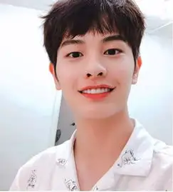 撞脸半个娱乐圈99年186cm男孩出道一鸣惊人,又奶又狼是初恋啊