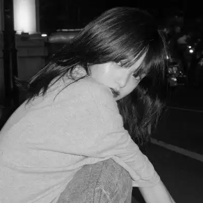 成熟简单黑白气质微信女头,有点伤感的样子