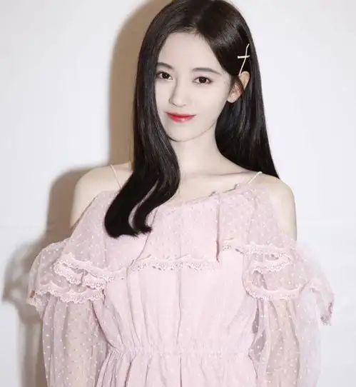 鞠婧祎有多可人穿粉色连衣裙尽显清纯少女感,网友仙女下凡了