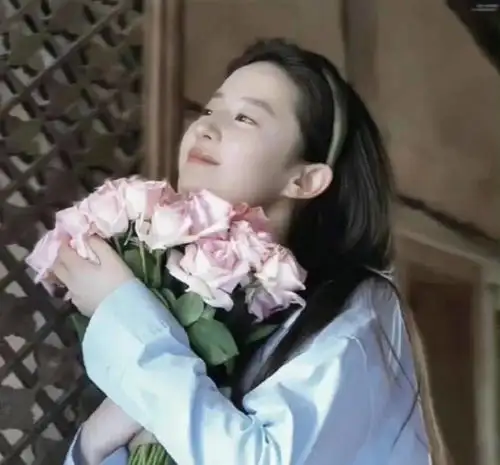 刘亦菲捧花头像为什么突然火了神仙姐姐秒变锦鲤