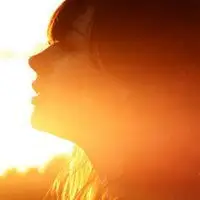 夕阳背影头像女生黄昏下唯美女生背影头像