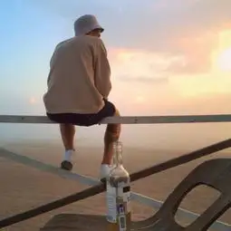 男生背影图片夕阳下伤感孤独我浑身骄傲无视所有嘲笑