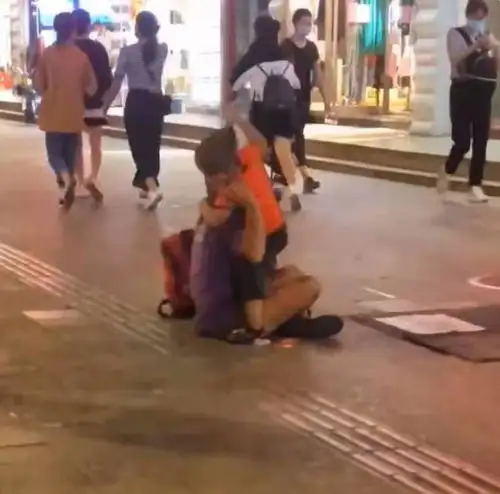 家庭主妇太心酸深圳女子带孩子流浪乞讨,疑似被丈夫赶出家门