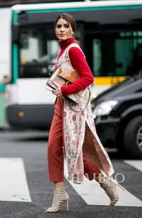 据说80的女生会为新年入手一件红色战衣潮流表情不想穿得太接地气的话,来看看欧美型人的演绎吧