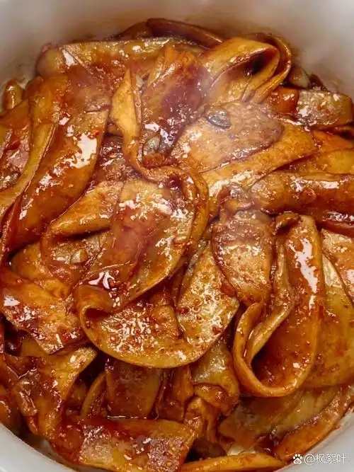 去邻居家玩,看见他老公做的酱香豆腐皮,看样子很好吃,都把我给馋的