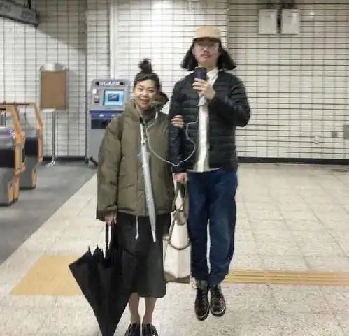 轻松一刻女子染发变光头,托尼老师再秀操作