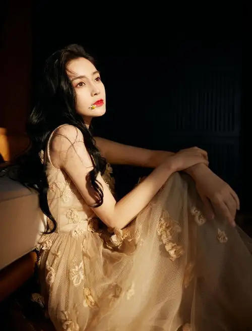 杨颖花与蝶大片曝光穿露肩仙女裙锁骨线条吸睛
