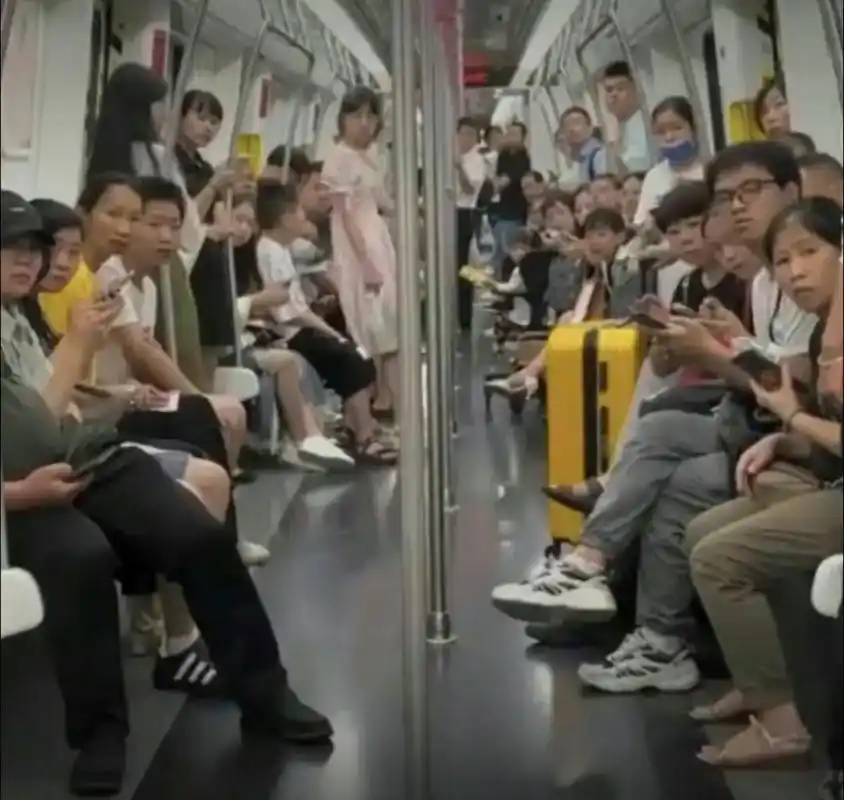 一群人围着你看表情包-抖音
