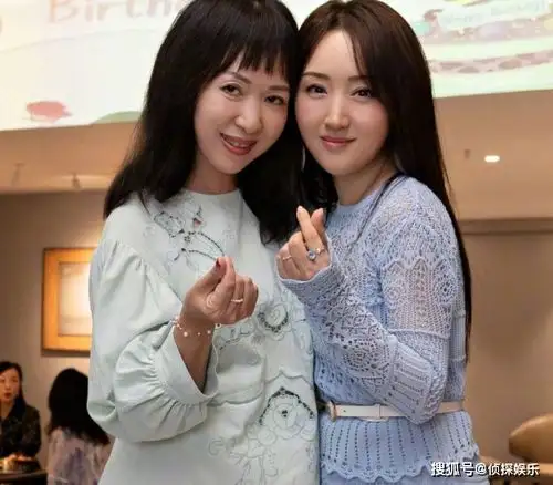 逆生长杨钰莹50岁生日收大束心形玫瑰,捧脸卖萌自称只有25