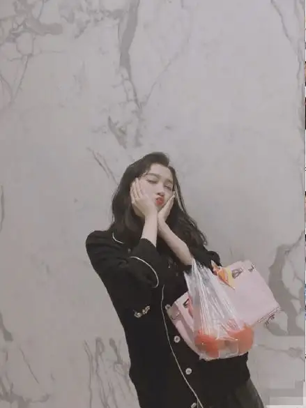 关晓彤晒男友视角美照,害羞捂脸撅嘴撒娇尽显小女人姿态