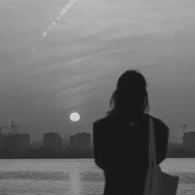 黑色高级感女生头像背影图片