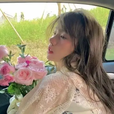 捧花女生头像给自己送花比收到花更浪漫