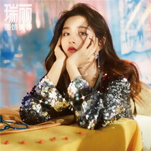 宋祖儿12月时尚新封曝光猫系少女探寻童话世界